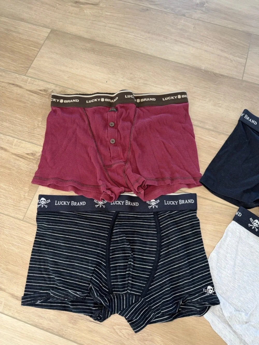 Lucky Brand men’s pack of 4 boxers maroon, gray and black size medium - Picture 2 of 3
